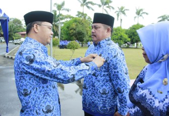 Penyematan penghargaan Satyalancana Karya Satya oleh Plt. Gubernur Bengkulu Rohidin Mersyah