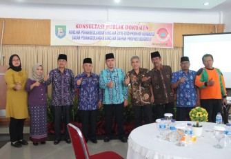 Foto bersama Sekda Provinsi Bengkulu Nopian Andusti dengan Kepala Pelaksana Badan Penanggulangan Bencana Daerah.