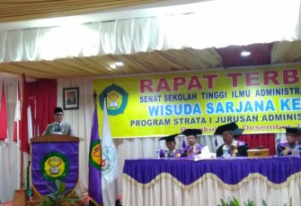 Wisuda STIA Plt Sekda Gotri Suyanto Memberikan Pesan Kepada Wisudawan/Wisudawati