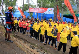 Rafting Instruktur Dari Arus Ketahun, Memberi Arahan Dan Pimpin Pemanasan Sebelum Lebong Fun Rafting Dimulai