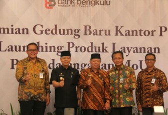 Foto Bersama Direktur Bank Bengkulu Dengan Plt Gubernur dan Pejabat Wali Kota 
