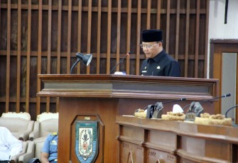 Plt Gub Rohidin Mersyah Menyampaikan Rancangan Peraturan Daerah dalam Rapat Paripurna