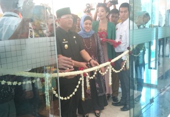 Plt Gubernur Bengkulu Rohidin Mersyah saat memotong pita tanda peresmian kantor pusat Bank Bengkulu, Selasa (30/1/2018)