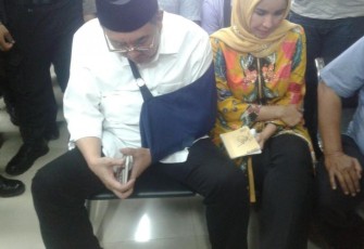 Ridwan Mukti dan istrinya Lily Martiani Maddari saat menjalani sidang vonis di PN Tipikor Bengkulu, Kamis (11/01/2018).