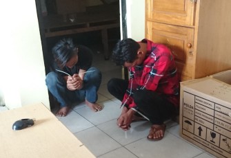 Dua Pelaku Pencurian Handphone saat diamankan di Polres Kota Bengkulu