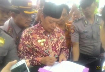 Kepala Disdikbud Provinsi Bengkulu Budiman Ismaun saat menandatangani tuntutan KAMMI