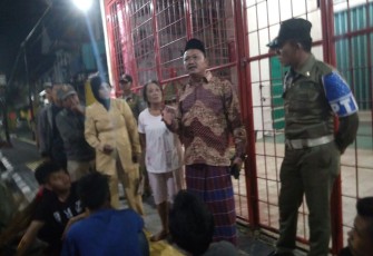 Kasatpol PP Mitrul Ajemi saat memantau razia yang digelar di Kampung Cina Kota Bengkulu, Senin malam (05/02/2018).