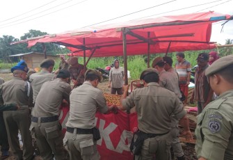 Petugas Satpol PP saat menertibkan lapak PKL Buah di Jalan Danau, Kota Bengkulu, Rabu (07/02/2018).