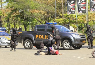Simulasi penangkapan pengunjuk rasa anarkis