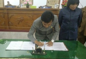 Penandatanganan Evaluasi Pemprov Terhadap RAPBD Kabupaten Seluma Oleh  Husni Thamrin Ketua DPRD Seluma 