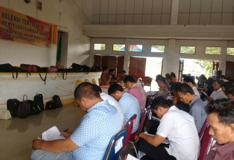 Ratusan calon PPK nampak serius mengikuti tes tertulis,  Rabu (07/02/2018) di Gedung Serba Guna Padang Kempas Kabupaten Kaur.