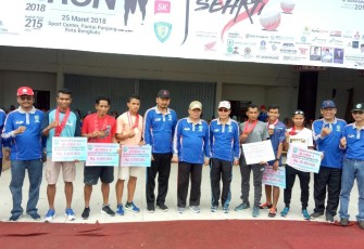Pejabat Wali Kota  Bengkulu Budiman Ismaun Dan Sekretaris Daerah Kota Bengkulu Marjon Foto Bersama Pemenang Bengkul RUN 2018