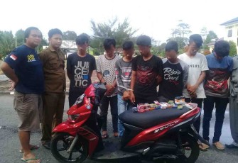 Ketujuh pelajar saat diamankan berserta barang bukti