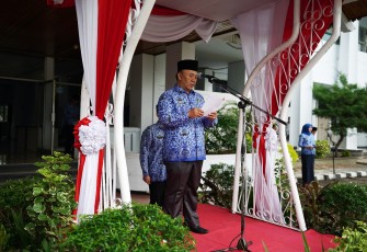 Sekda Provinsi Bengkulu Nopian Andusti hadir dan pimpin Upacara Peringatan Hari Otonomi Daerah Ke-XXII tahun 2018 di Lingkungan Pemprov Bengkulu.