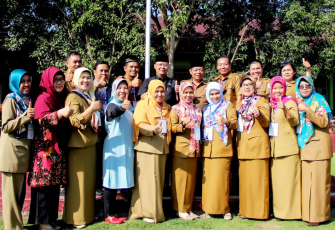 Plt Gubernur Bengkulu Rohidin Mersyah dan Kadisdik Provinsi Budiman Ismaun foto bersama dengan para guru SMA N 07 Plus usai tinjau UNBK