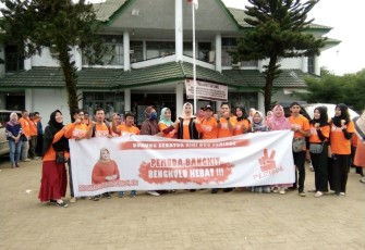 Riri Damayanti Dan Pendukungnya 