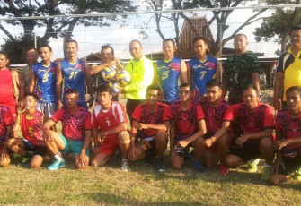 Dandim 0718/pati Letkol Arm Arief Darmawan S.Sos  selaku Dansatgas TMMD melaksanakan foto bersama dengan tim yang akan bertanding, serta menyerahkan kenang-kenangan berupa bola voli  yang di terima langsung oleh ketua Karang Taruna Desa Godo Agil Tri Mulyo.
