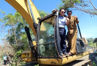 Bupati Kaur Gusril Fauzi,S.Sos didampingi Kepala Dinas Perikanan dan Kelautan Provinsi Bengkulu Ivan Samsurizal MSi saat melakukan penyerahan excavator
