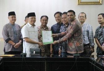 Penyerahan BKPM APPROVAL Sudevam Group kepada Pemprov Gubernur Bengkulu.