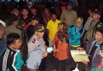 Petugas Satpol PP bersama aparat TNI dan Polri saat melakukan penertiban 