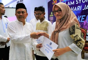 Asisten I Hamka Sabri saat menyerahkan Reward kepada Anggota SANS yang berprestasi di sekolahnya.