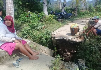 Pasutri saat melintas plat deker runtuh