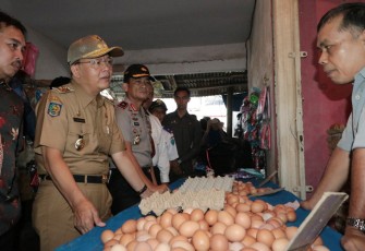 Plt Gubernur Bengkulu DR. H. Rohidin Mersyah,M. MA dan Kapolda Bengkulu Brigjen Pol. Drs. Coki Manurung, SH, M. Hum saat memantau harga pangan di Pasar Tradisional Panorama, Lingkar Timur, Kota Bengkulu, Senin, (04/06/2018).