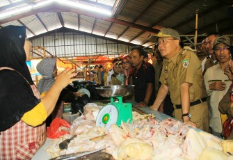 Plt Gubernur mendengarkan keluh kesah pedagang terkait sepinya pembeli di auning pasar, karena para pedagang memilih untuk membuka lapak di area luar.