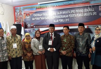 Ahmad Kanedi saat mendaftarkan diri ke KPU Provinsi Bengkulu