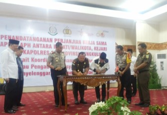 Para Bupati/Walikota, Kejari dan Kapolres se-Provinsi Bengkulu menandatangani perjanjian kerjasama koordinasi antar APIP-APH di Balai Raya Semarak Rabu (4/7/2018).