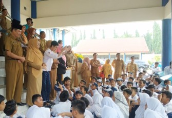 Ratusan siswa saat berunjuk rasa didepan Kantor Dinas Pendidikan dan Kebudayaan Kota Bengkulu