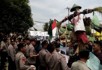 Massa HMI saat demo di depan kantor DPRD Provinsi Bengkulu