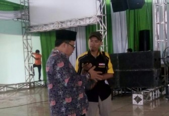Ketua Panitia Juni Muslimin saat diwawancarai 