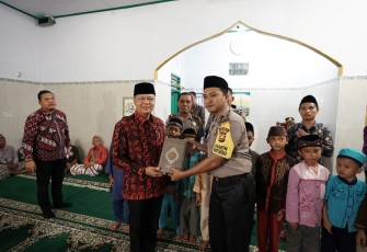 Plt Gubernur Rohidin Mersyah berkunjung serta memberikan bantuan ke taman membaca dan pondok ngaji TPA Padang Manis