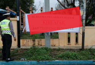 Spanduk JAD terpampang di pagar Gedung Olah Raga (GOR) 