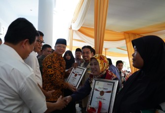 Plt Gubernur Bengkulu Rohidin Mersyah Serahkan Buku Rekening Penerima Program KUBE Sekaligus Memberikan Penghargaan Kepada KUBE  