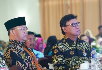 Plt Gubernur Bengkulu Rohidin Mersyah (kiri) bersama Mendagri Tjahjo Kumolo (kanan)