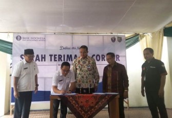 Kepala Dinas Perpustakaan dan Kearsipan, Atisar Sulaiman Menerima Bantuan 