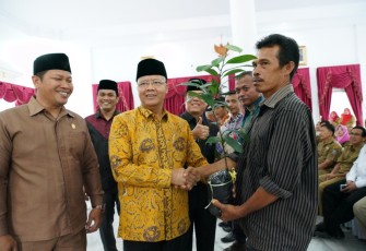 Penyerahan bantuan alat pertanian kepada kelompok tani di Kabupaten Seluma.