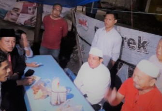 Wakil Wali Kota Bengkulu Dedy Wahyudi saat mengajak para pedagang minum Bandrek di kawasan KZ Abidin, Selasa malam (9/10/2018)