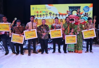 Sekda Nopian Adusti (tengah) saat menutup Festival 