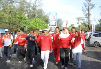 Plt Gubernur Bengkulu Rohidin Mersyah mengikuti jalan santai memperingati Hari Kesehatan Nasional.