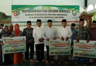 Gubernur Bengkulu Rohidin Mersyah menyerahkan Bantuan CSR Bank Bengkulu.