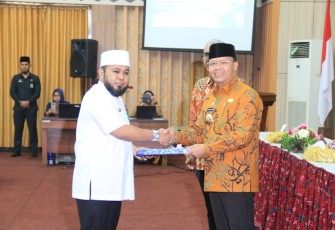 Gubernur Bengkulu Rohidin Mersyah menyerahkan secara resmi Daftar Isian Pelaksanaan Anggaran (DIPA) ke Walikota Bengkulu 