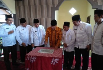 Penandatanganan prasasti pembangunan mushola oleh Plt Gubernur Bengkulu Rohidin Mersyah