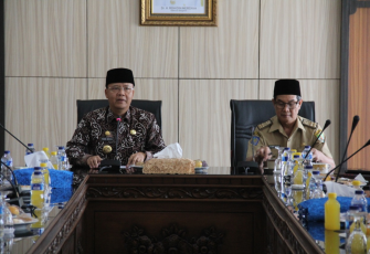 Gubernur Bengkulu Rohidin Mersyah memimpin langsung rapat bersama Staf di lingkungan Pemerintah Provinsi Bengkulu.