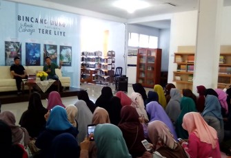 Tere Liye saat Bincang Buku 'Si Anak Cahaya' di Bengkulu
