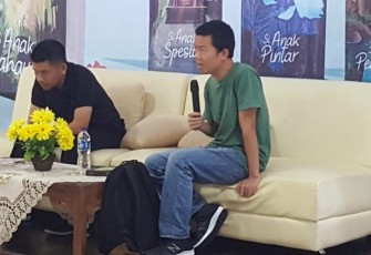 Novelis Tere Liye (kanan) 