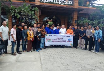 Dirlantas Polda Bengkulu beserta jajaran saat berfoto bersama dengan awak media