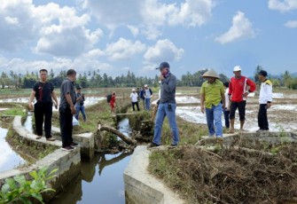 Plt Bupati Bengkulu Selatan Gusnan Mulyadi dan Kadis Pekerjaan Umum dan Penataan Ruang  Ir. Silustero Cek Lokasi Saluran Irigasi Desa Ganjuh 